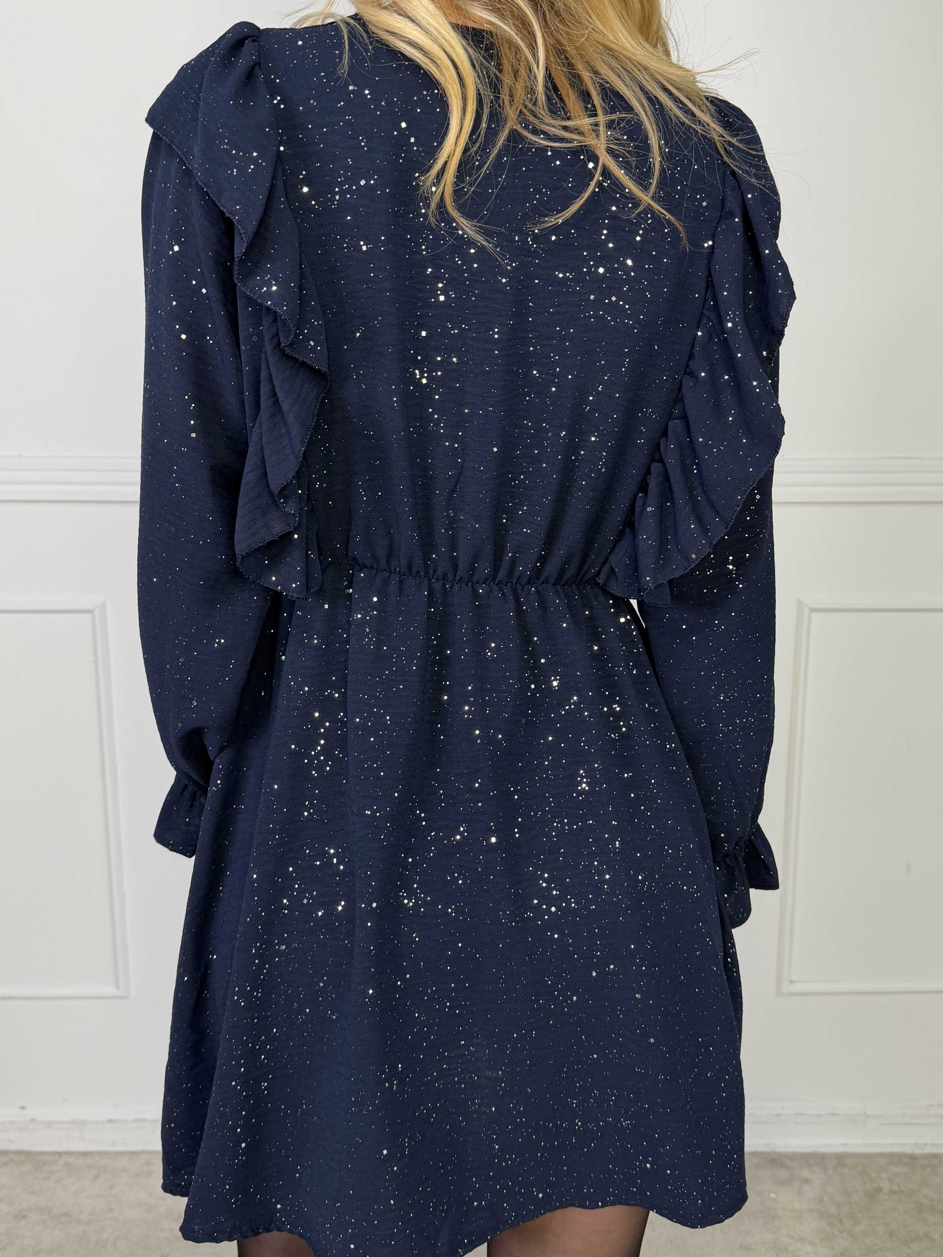 Gavy - Glittrende kjole med flæser